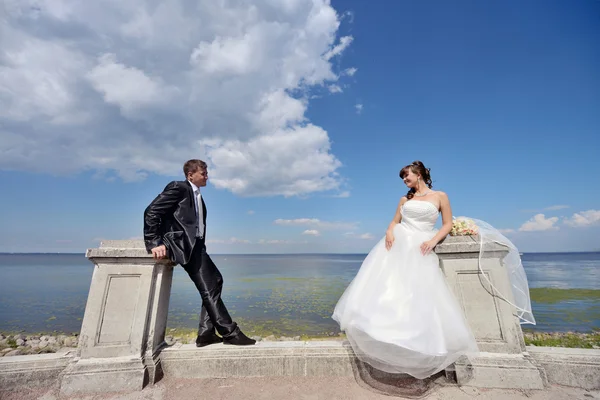 Beautiful wedding couple posing outdoors — 스톡 사진