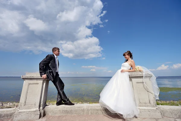 Beautiful wedding couple posing outdoors — 스톡 사진