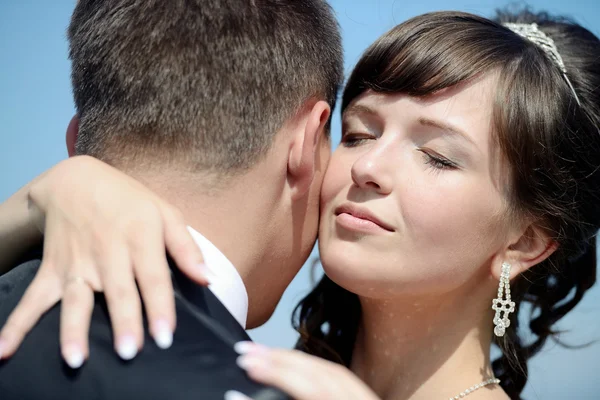 Mooie bruidspaar knuffelen — Stockfoto