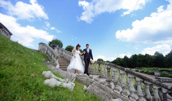 Bella coppia di nozze a piedi — Foto Stock