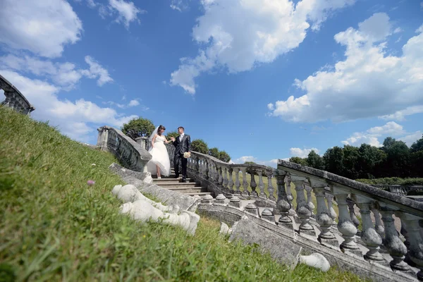 Bella coppia di nozze a piedi — Foto Stock