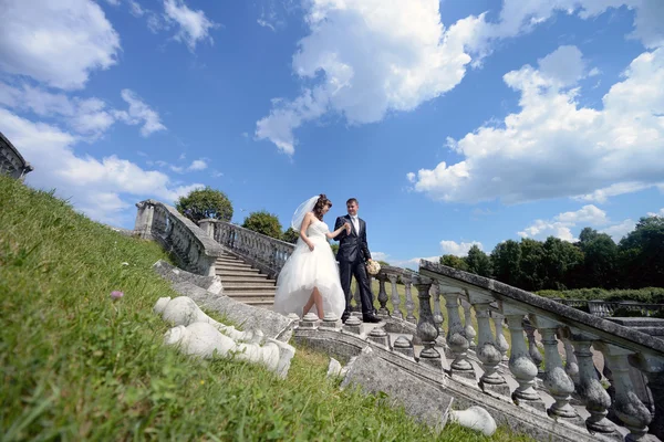 Belo casal de casamento andando — Fotografia de Stock