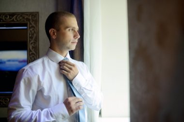 Yakışıklı damat giyen kravat