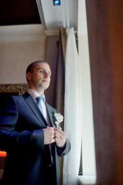 yakışıklı damat giyen takım elbise