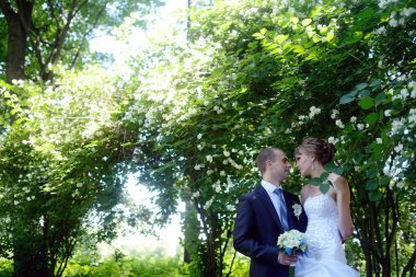 Parkta sarılma güzel düğün çifti