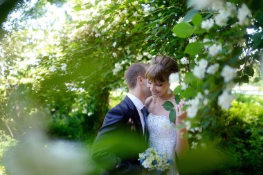 Parkta sarılma güzel düğün çifti