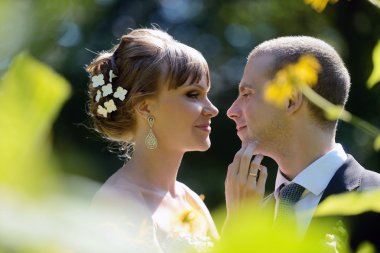 Parkta sarılma Düğün çifti