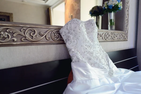 Krásné bílé svatební šaty — Stock fotografie