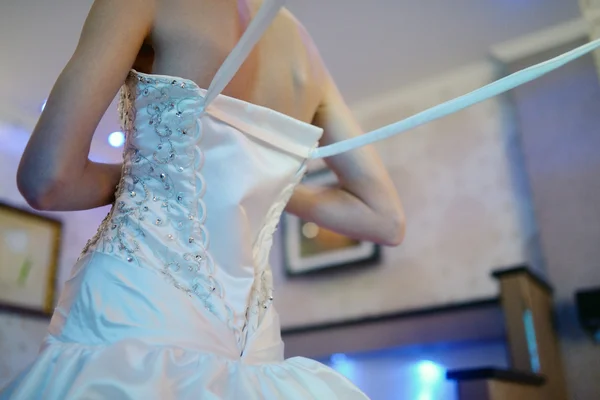 Koszorúslány illesztése fehér esküvői ruha — Stock Fotó