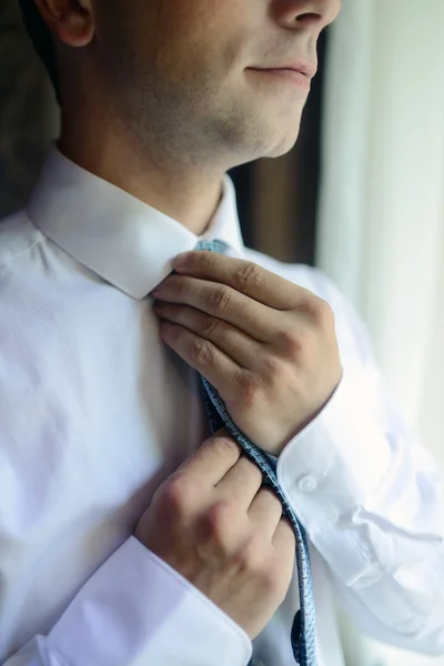 Handsome groom wearing tie — Stock Photo, Image