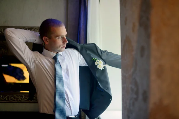 Stilig brudgummen bär kostym — Stockfoto