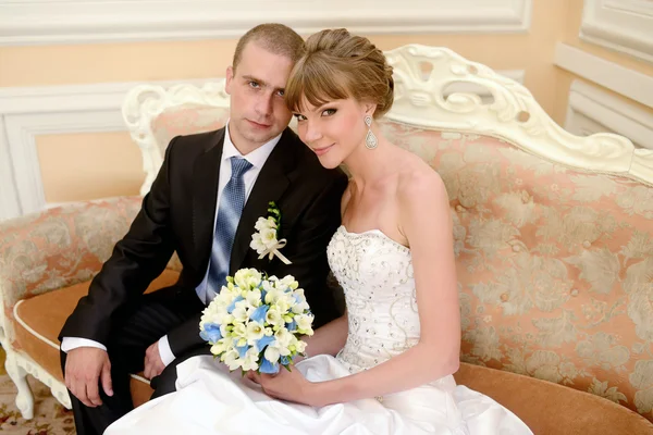 Mooie bruidspaar in elegant interieur — Stockfoto