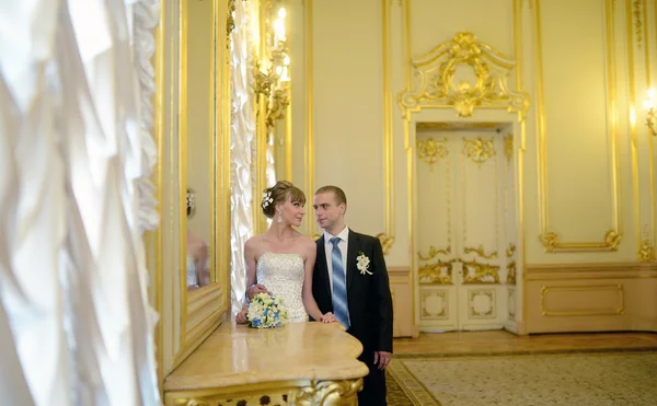 Casal bonito no interior elegante — Fotografia de Stock