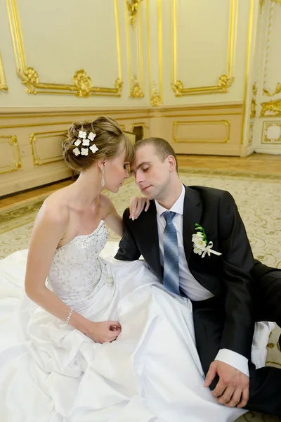 Hermosa pareja de boda en el interior elegante — Foto de Stock