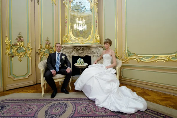 Bella coppia di nozze in interni eleganti — Foto Stock