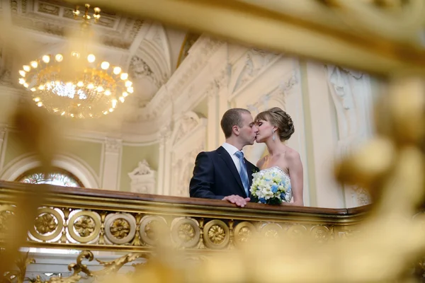 Hermosa pareja de boda en el interior elegante — Foto de Stock