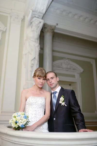 Hermosa pareja de boda en el interior elegante —  Fotos de Stock