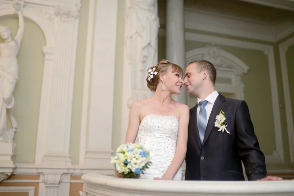 Beautiful wedding couple in elegant interior — Stock Photo, Image