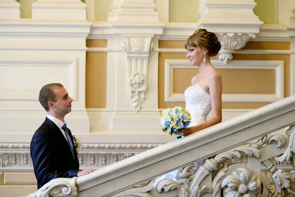 Casal bonito no interior elegante — Fotografia de Stock