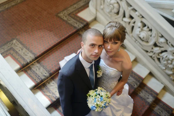 Hermosa pareja de boda en el interior elegante — Foto de Stock