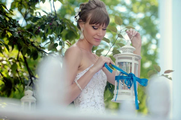 Красивая невеста в парке — стоковое фото