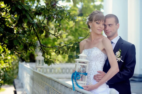 Bonito casamento casal abraçando — Fotografia de Stock