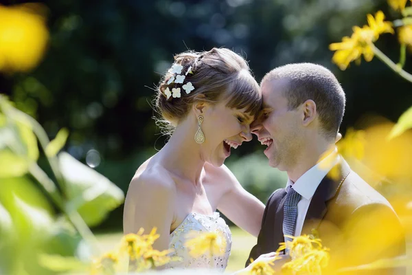 Hochzeitspaar umarmt sich im Park — Stockfoto