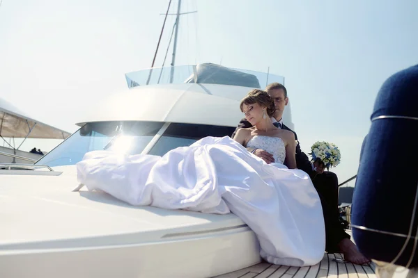 Wedding couple hugging on yacht — Stock Photo, Image