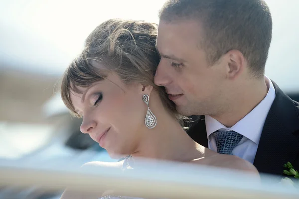 Hochzeitspaar umarmt sich auf Jacht — Stockfoto