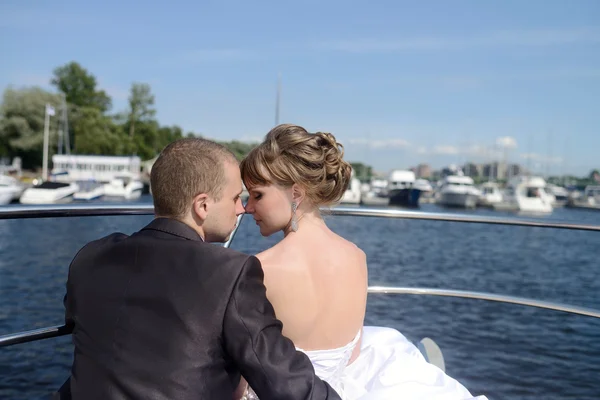 Matrimonio coppia abbracci su yacht — Foto Stock