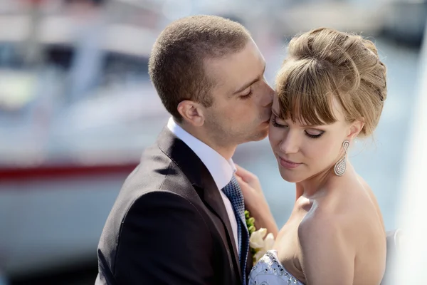 Matrimonio coppia abbracci su yacht — Foto Stock