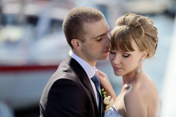 Matrimonio coppia abbracci su yacht — Foto Stock