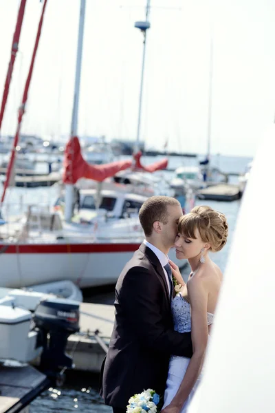 Matrimonio coppia abbracci su yacht — Foto Stock