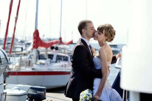 Matrimonio coppia abbracci su yacht — Foto Stock