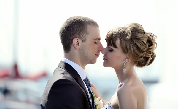 Wedding couple hugging on yacht — Stock Photo, Image