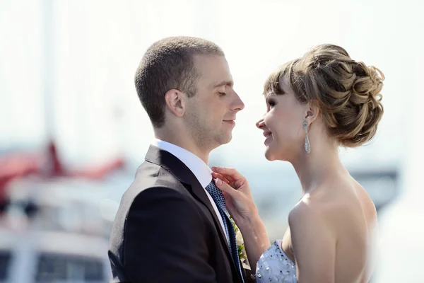 Matrimonio coppia abbracci su yacht — Foto Stock