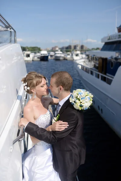 Wedding couple hugging on yacht — Stock Photo, Image