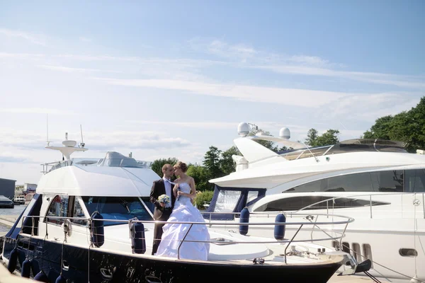 Wedding couple hugging on yacht — Stock Photo, Image