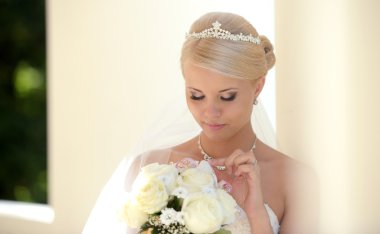 güzel sarışın gelin gelinlik