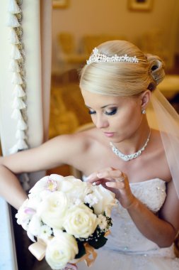 güzel sarışın gelin gelinlik