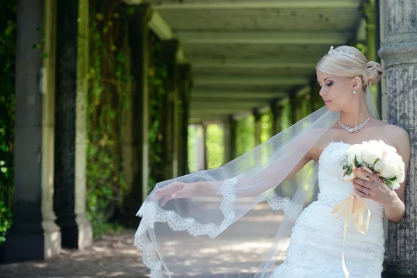 Piękna blondynka panny młodej w sukni ślubnej — Zdjęcie stockowe