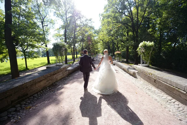 Hochzeitspaar im Park — Stockfoto