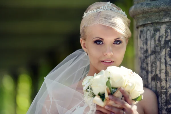Vacker blond brud i bröllopsklänning — Stockfoto