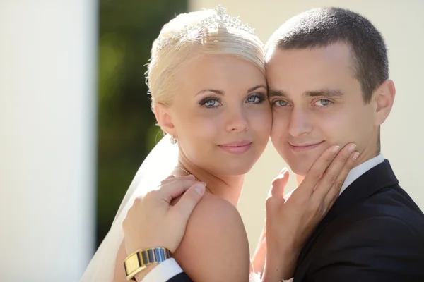 Beautiful wedding couple hugging — Stock Photo, Image