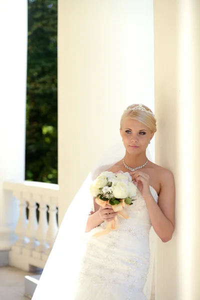 美丽的金发新娘穿婚纱的样子 — 图库照片
