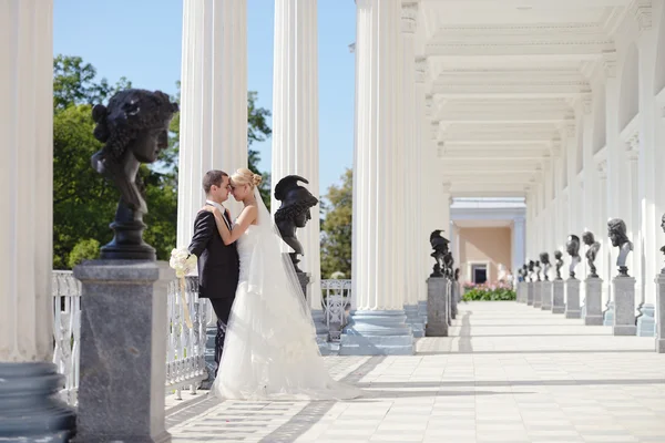 Pareja de boda abrazándose en la terraza — Foto de Stock