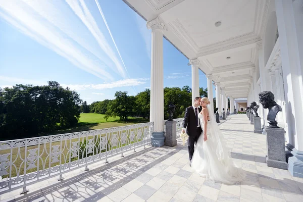 Abbracci nuziali in terrazza — Foto Stock