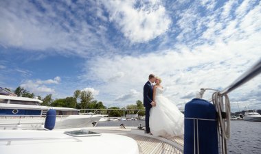 Yatta sarılma Düğün çifti