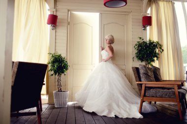 Güzel sarışın gelin saç modeli ile