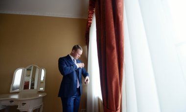 yakışıklı damat giyen takım elbise